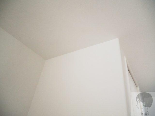 白い壁紙が貼られた天井と壁の角