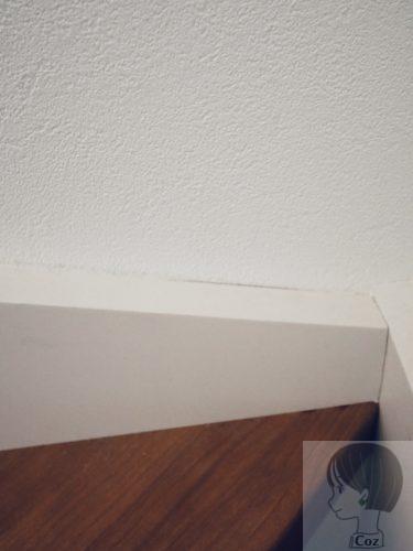 白い壁紙と巾木の間のコーキングが部分的に未施工