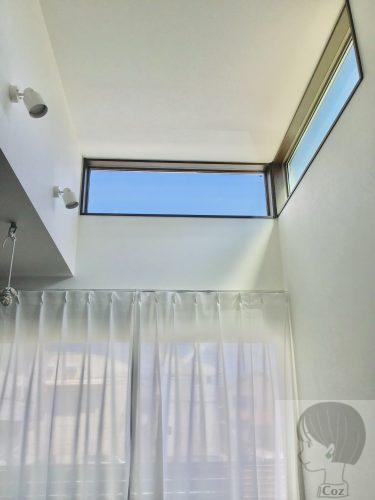 窓が付いたハーフ吹き抜けの天井を見上げたところ