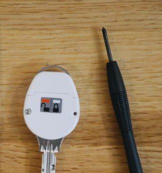 ChecKEYⅡのねじをドライバーで締める