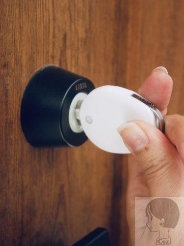 ChecKEYⅡをLIXIL製の玄関扉の鍵穴に差し込んで回している