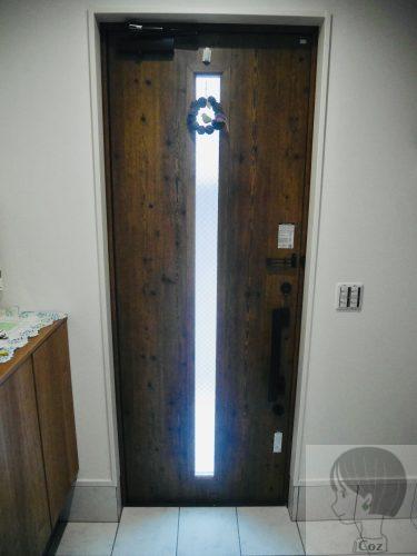 家の中から見た窓つきのLIXIL玄関扉