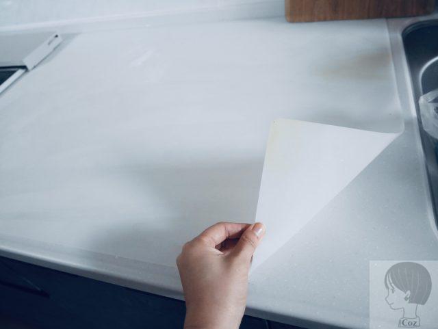タカラスタンダードのキッチンの調理台にマットを敷いてめくっている