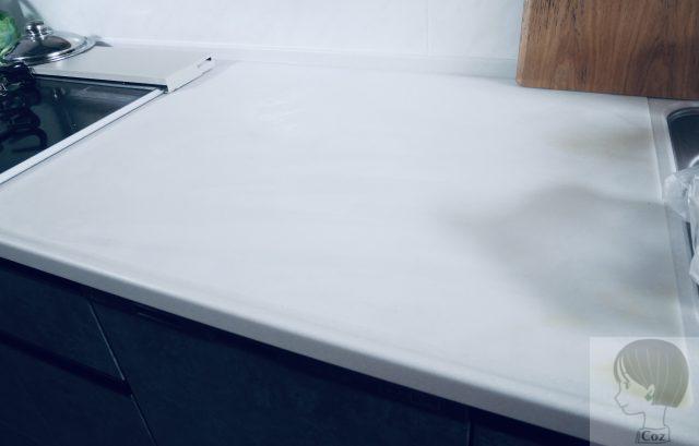 タカラスタンダードのキッチンの調理台にマットを敷いてある