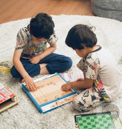 ドラえもんの将棋をしている小さな男の子２人