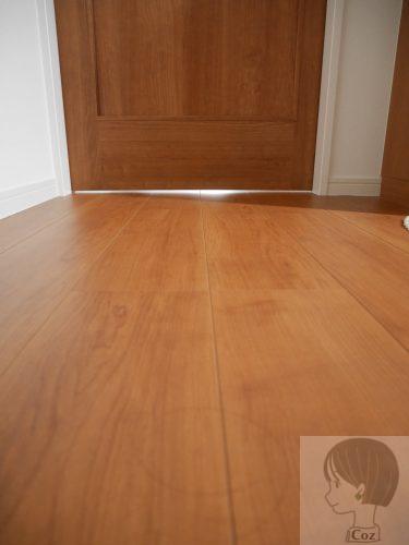 ダイケンの上吊り引き戸と床の隙間