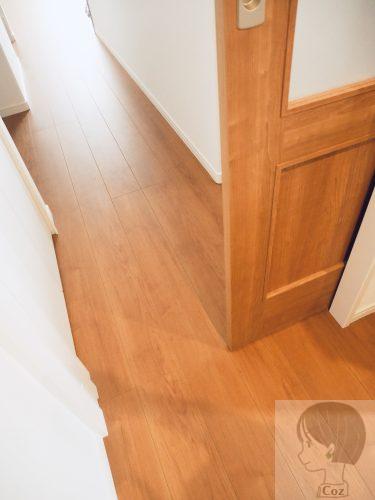 玄関ホールとLDKをつなぐ上吊り引き戸を開けたところ