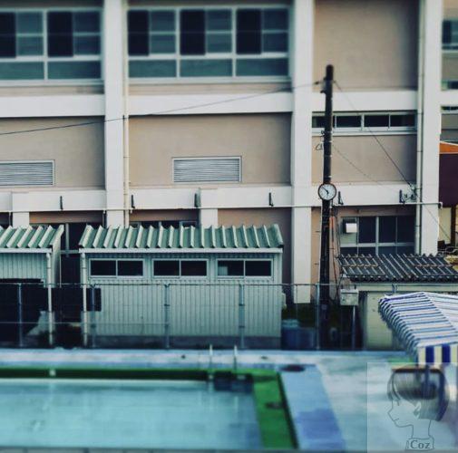 学校のプールと古ぼけた校舎