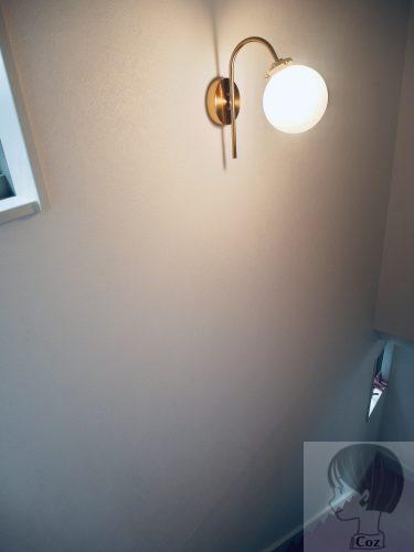 階段に設置した真鍮色のブラケット照明