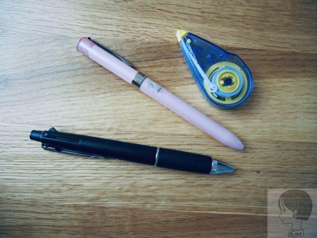 机に置いてあるボールペンと修正テープ