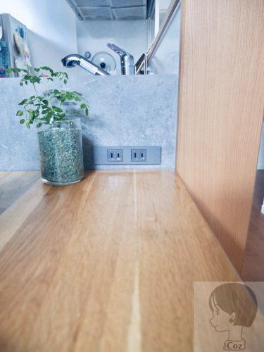 ダイニングテーブルで使えるように設計された電源コンセント