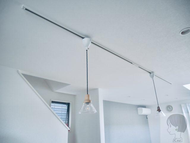 ダイニングキッチン天井に設置したダクトレールとカフェ風のダウンライト