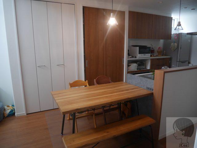 無垢ダイニングテーブルとペンダントライトとキッチン