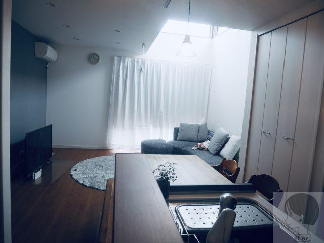 ダイニングから見た幅4mのリビングルーム