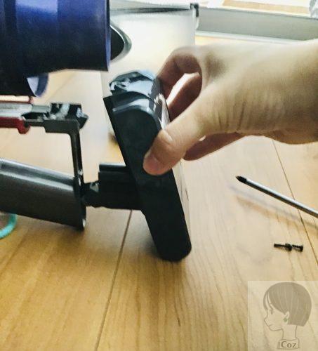 ダイソンのバッテリーを引き抜いているところ