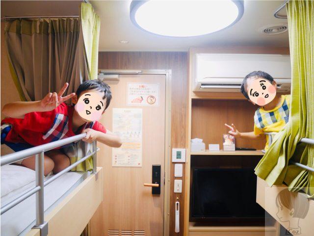 さんふらわあ　むらさき　くれない　のプライベートベッドルームの2段ベッドから2人の子どもが顔を出している
