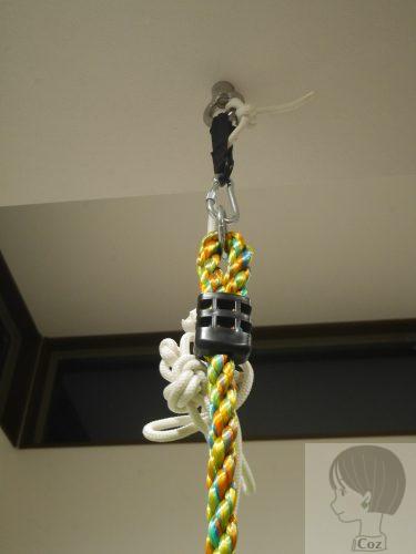 ハンモック用の天井ボルトに子ども用のクライミングロープを取り付けた様子