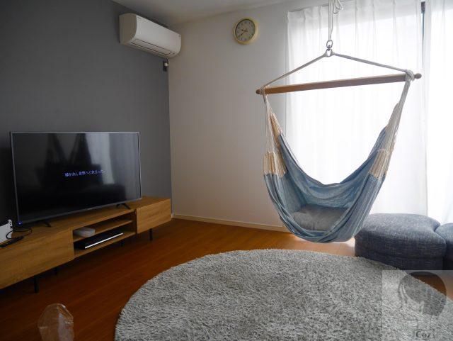 チェアハンモックとテレビのある新築リビング