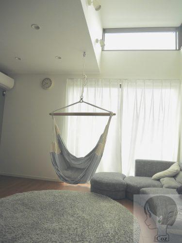 注文住宅のハーフ吹き抜けリビングに設置されたチェアハンモック