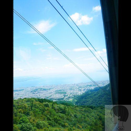 別府ロープウェイの中からみた海