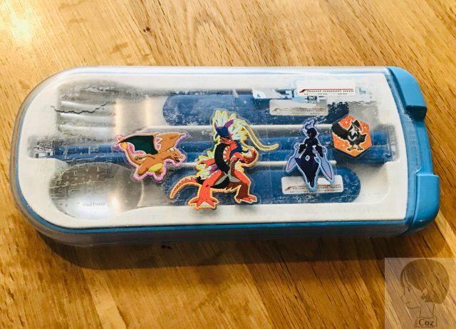 絵柄が消えたおはしセットに、ポケモンシールを貼って上から食洗機可のカバーシールを貼ったところ