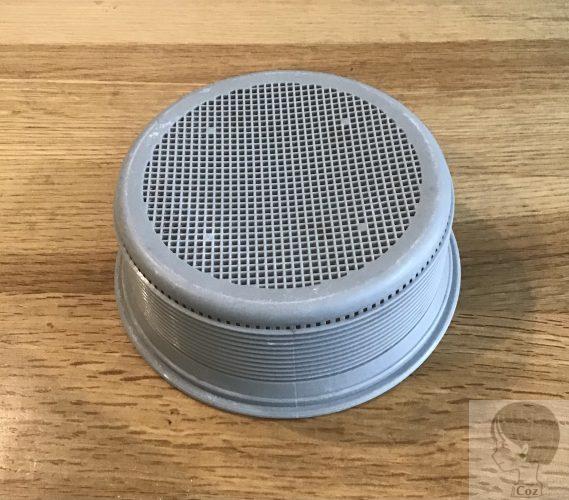 タカラスタンダードキッチンの排水口のかご　裏側