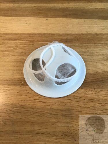 セリア購入品キッチン排水溝のネットホルダーにストッキングネットをつけたところ　裏側