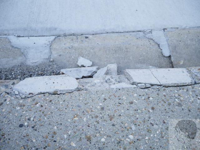 家と道路の間の縁石ブロックが破損 粉々…