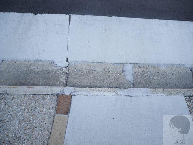 新築の家と道路の間の縁石ブロックをセメントで補修