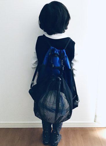 身長100㎝の子供がサッカーボールバッグを背負ったところ