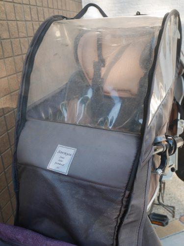 Sorayu前乗せ用レインカバーをbikkeにつけたところ　窓を開けたところ