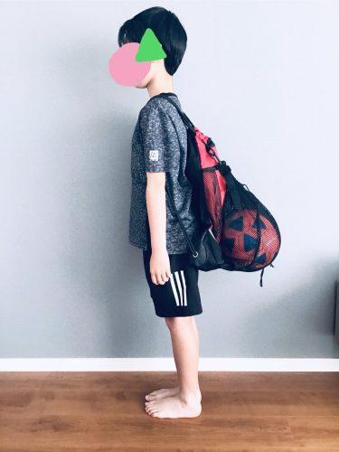 ナップザック型のサッカーボールバッグを120センチの少年が背負った所の横