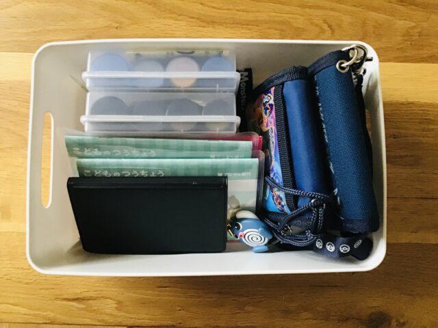 子どものお小遣いに関するものを入れる収納ケース　財布やお小遣い帳、定期入れなどが入っている