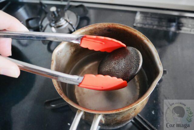 薄型ザ鉄玉子を鍋からトングで取り出す