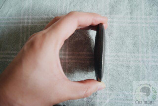 薄型ザ鉄玉子を手で持っていて幅が薄いことを見せている