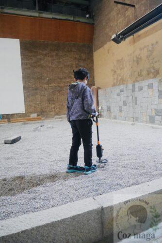 岐阜博石館の鉱山体験館内にあるトレジャーハンティングで砂場の上を金属探知機をもって歩く少年