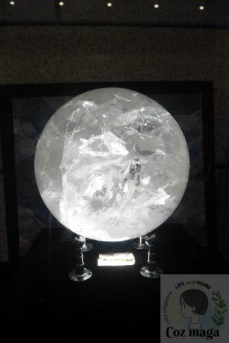 鉱物展示館（本館）の展示ケース　子どもの頭の大きさほどもある大きな球体の水晶