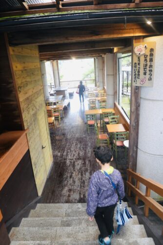 岐阜の博石館にあるお弁当持ち尾込OKの屋根のあるテーブル席　雨天でもお弁当が食べられる