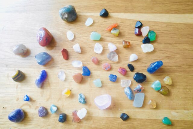 岐阜の博石館の宝石探し体験で取れたたくさんの天然石を机にならべる