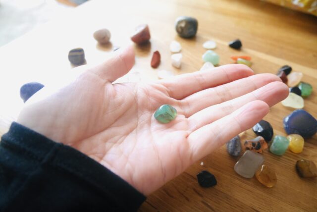 岐阜の博石館の宝石探し体験で取れたたくさんの天然石の１粒をを手に載せる