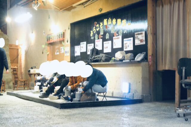 岐阜博石館の鉱山体験館内にある化石発掘体験をする人たち