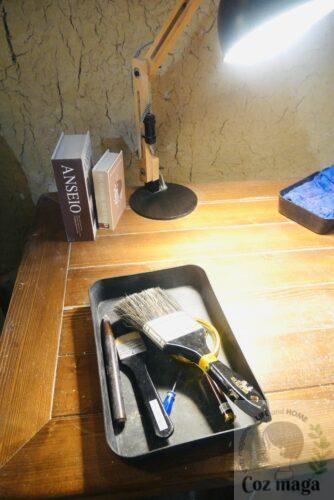 岐阜博石館の鉱山体験館内にある化石発掘体験で使う机。ハケはルーペなどが置いてある