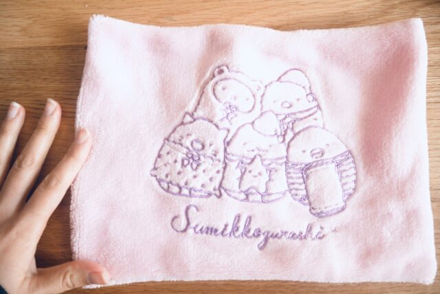 レンジでゆたぽんのピンクのすみっコぐらしのふわふわカバー　すみっコぐらしの刺繍がかわいい　