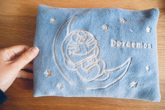 レンジでゆたぽんのドラえもんの青色のカバー　ドラえもんが月で寝ている刺繍が全面にある