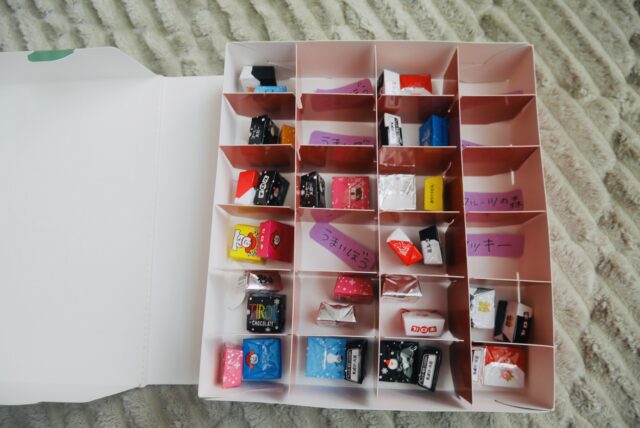 セリアアドベントカレンダーにお菓子を入れた