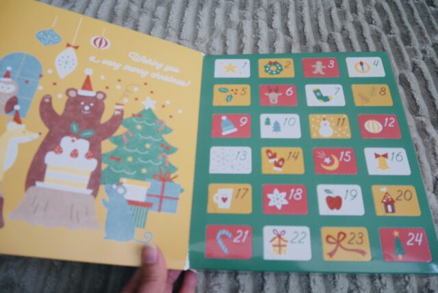 セリアアドベントカレンダー　絵本のようにかわいらしいデザイン