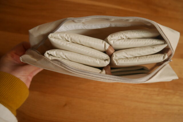 セリア　ポーチの中にクッションシートを収納